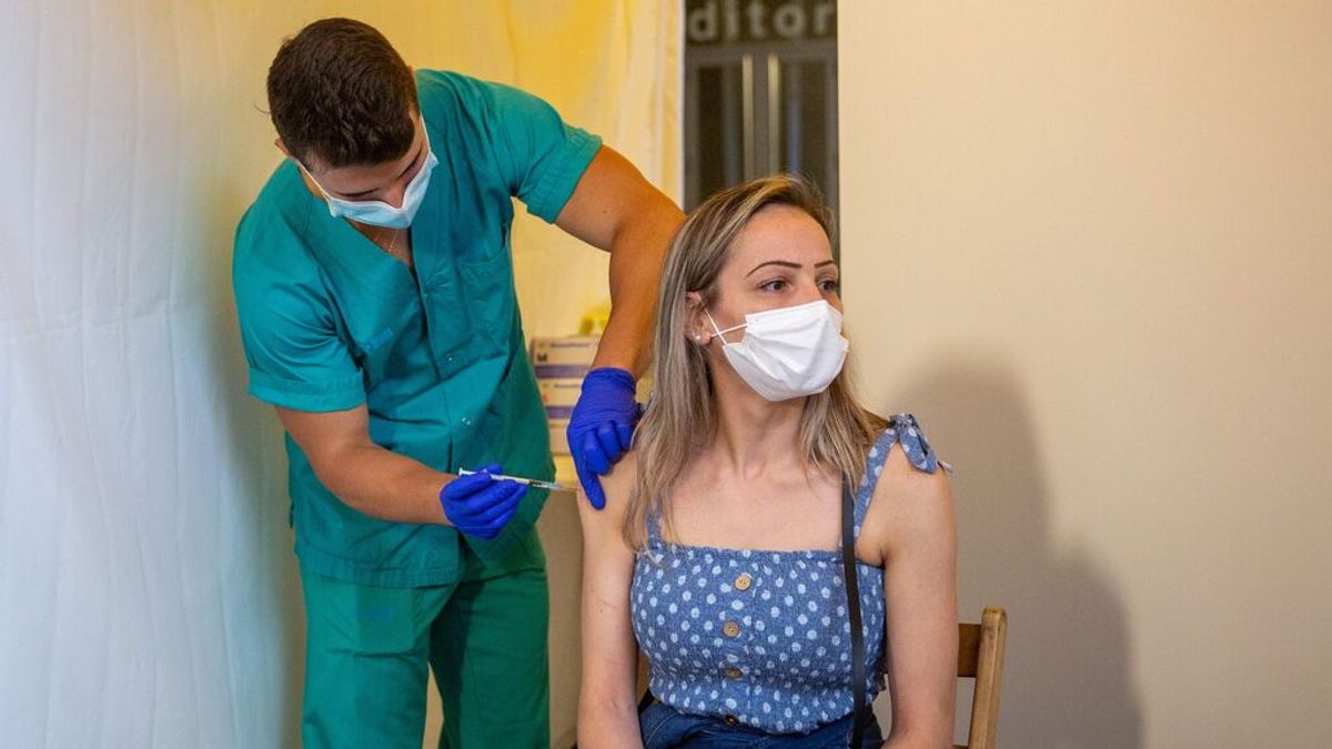 España reduce a la mitad los casos de covid en agosto, mes con mayor movilidad vacacional España reduce a la mitad los casos de covid en agosto, mes con mayor movilidad vacacional
