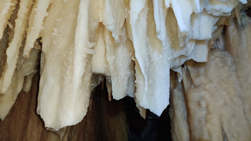 El color blanco de las estalactitas por la pureza del agua
