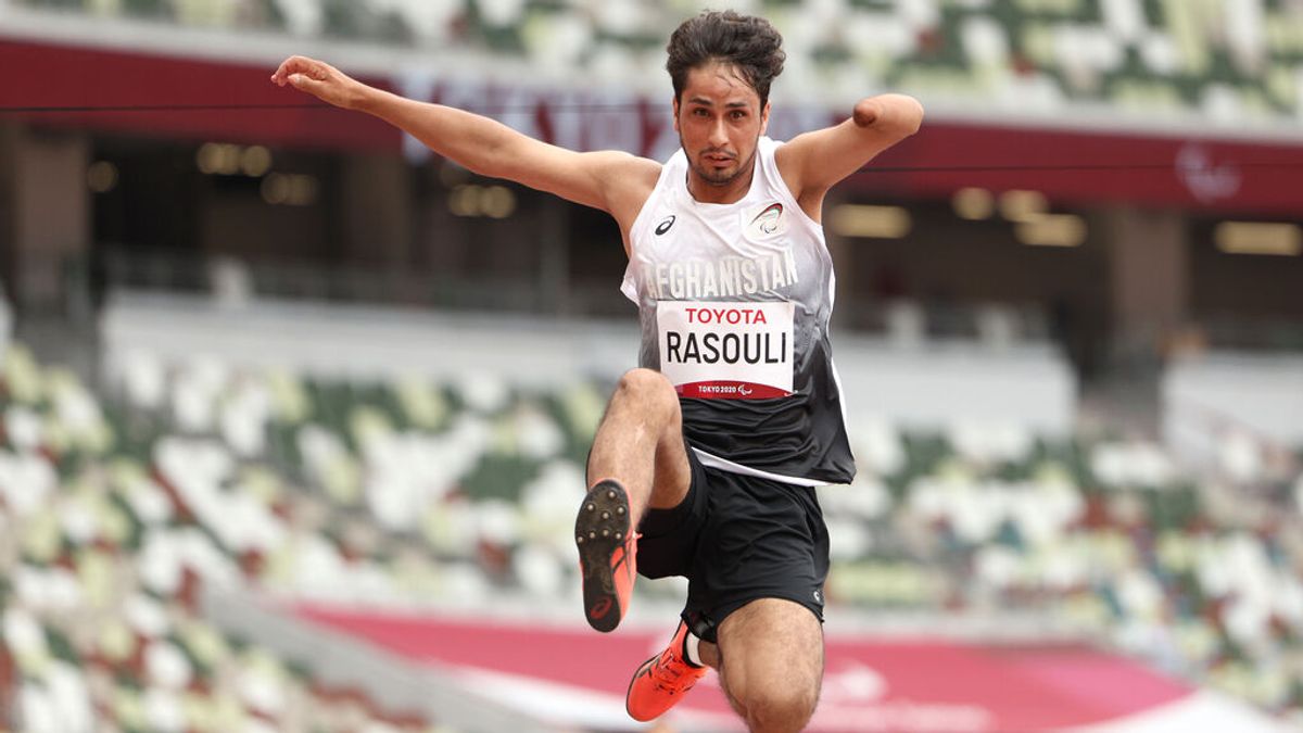 El velocista afgano evacuado Hossain Rasouli salta en los Paralímpicos de Tokio