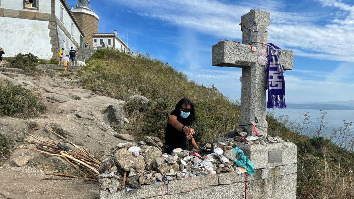 La ‘tradición’ de los peregrinos de abandonar su ropa en Fisterra que le da aspecto de basurero