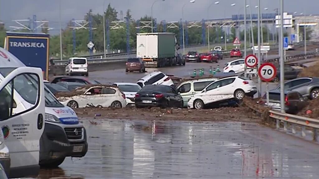 Decenas de coches quedan atrapados en una autovía en Toledo por las fuertes lluvias de la DANA