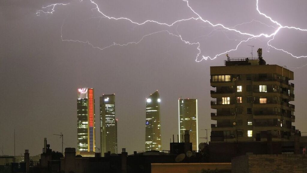 La DANA Revienta sobre Madrid y comienza con tormentas, rayos y truenos en el centro peninsular