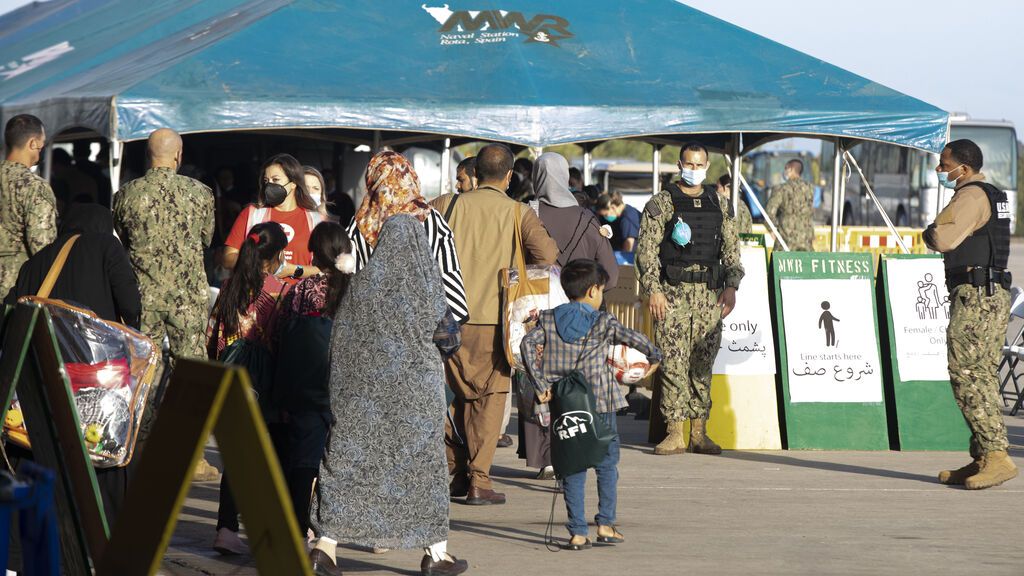 Los refugiados afganos son atendidos a su llegada a la base de Rota