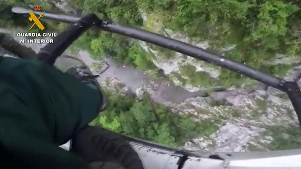 Un piloto de helicóptero de la Guardia Civil se juega la vida para rescatar a un senderista en León