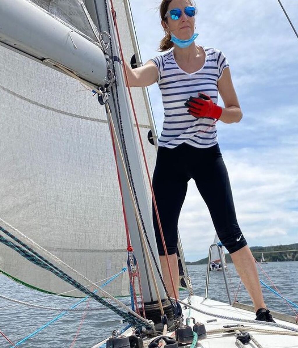 Ana Álvaro, entrenando en un velero en el pantano de San Juan