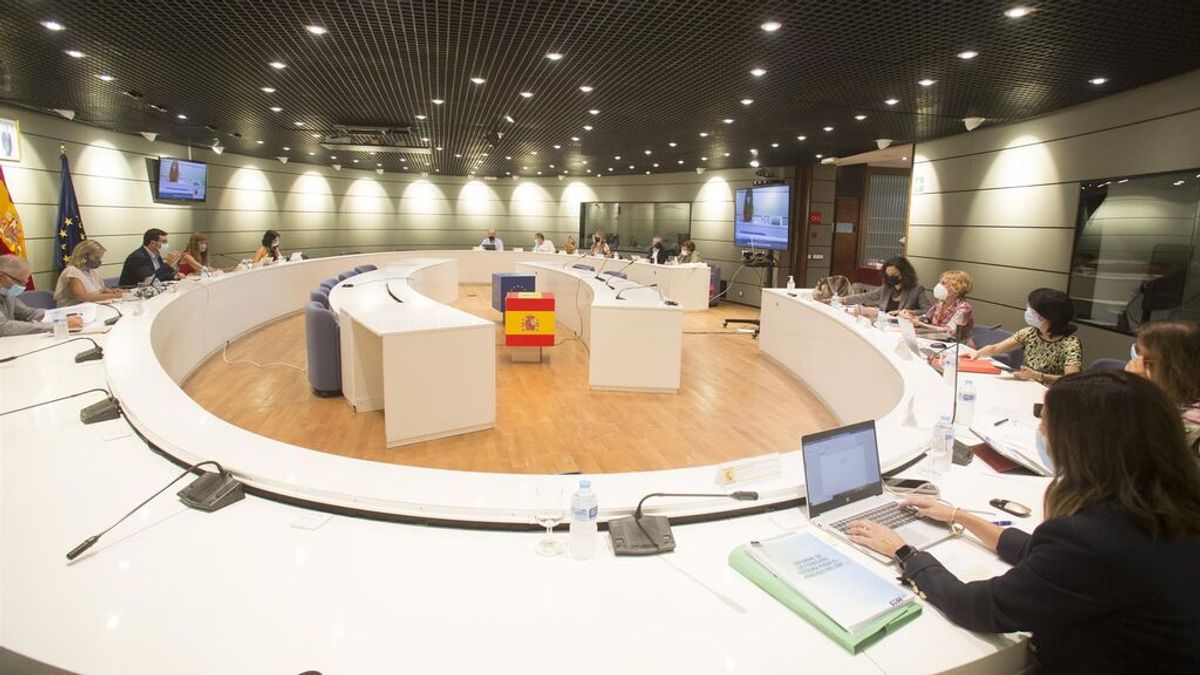 El Gobierno plantea subir el SMI 15 euros este año y 31 en 2022 y 2023, según los sindicatos El Gobierno plantea subir el SMI 15 euros este año y 31 en 2022 y 2023, según los sindicatos