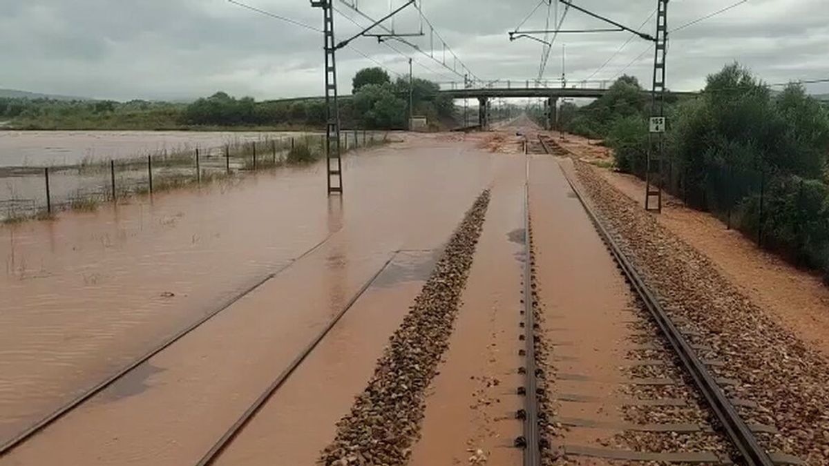 Las lluvias provocan la suspensión de la circulación ferroviaria entre Cataluña y Valencia