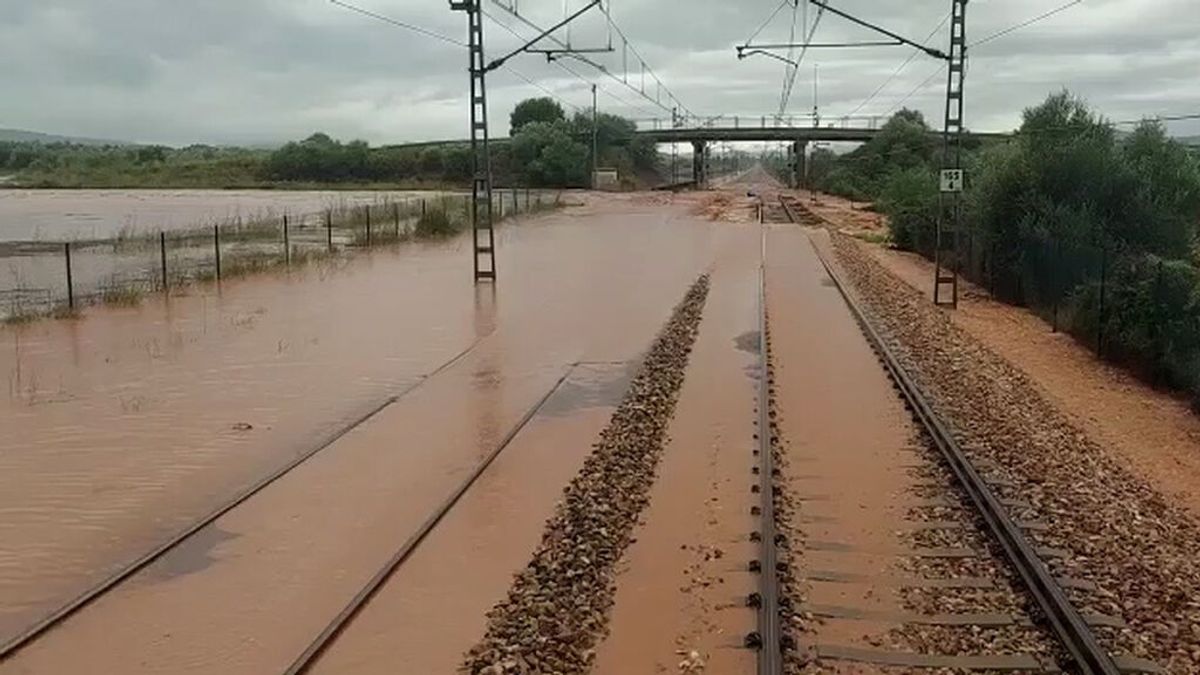 Las lluvias provocan la suspensión de la circulación ferroviaria entre Cataluña y Valencia Las lluvias provocan la suspensión de la circulación ferroviaria entre Cataluña y Valencia