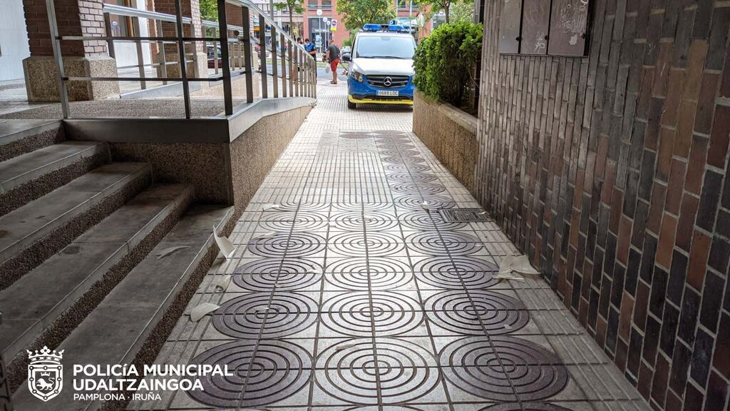 Trozos del tragaluz en en lugar donde cayó la pequeña.