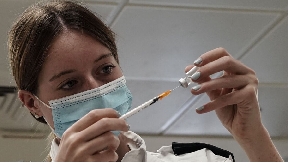 La tercera dosis reduce la posibilidad de contagio entre un 70 y un 84% a las dos semanas de recibirla La tercera dosis reduce la posibilidad de contagio entre un 70 y un 84% a las dos semanas de recibirla