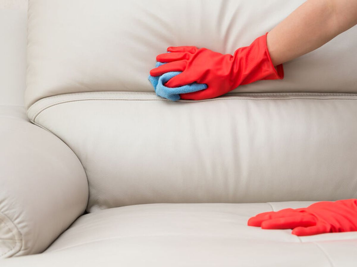 Trucos para limpiar un sofá de tele sin dejar rastro - Divinity