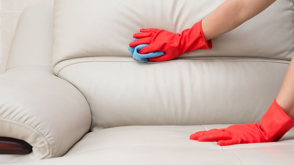 Cómo limpiar de forma fácil las manchas de un sofá de tela: los pasos que deberás seguir para que quede impoluto.