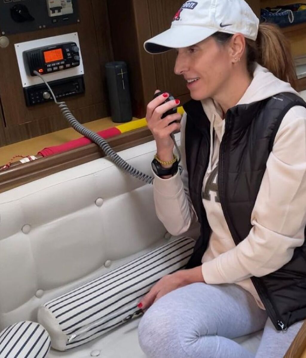 Ana Álvaro, haciendo prácticas de radio en el velero
