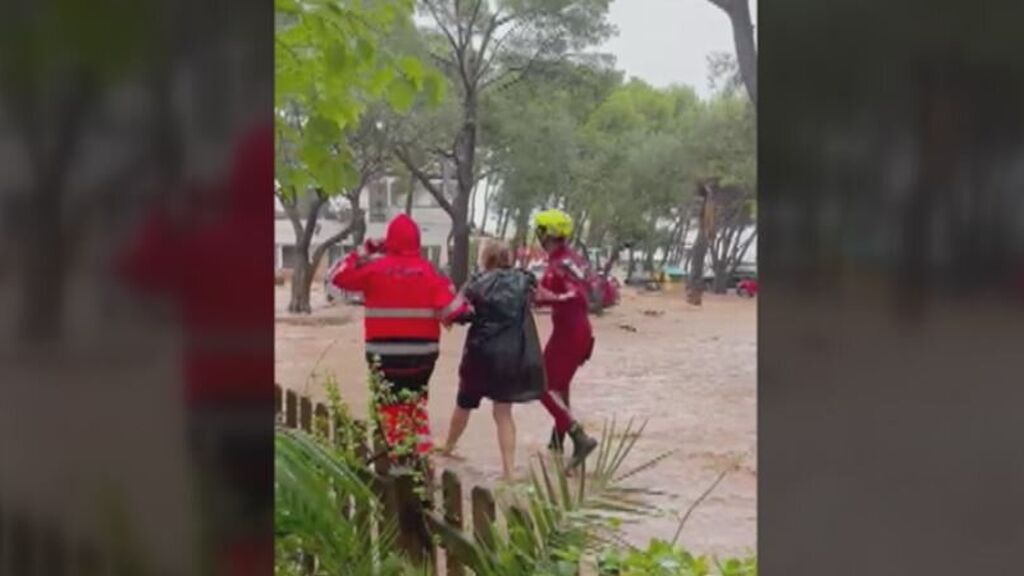 Rescatan a las personas atrapadas en un camping inundado de Alcanar
