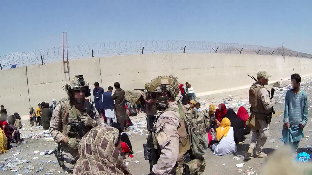 La experiencia de un militar español en Kabul: "No olvidaré el olor, los gritos, había que sacarlos de allí" La experiencia de un militar español en Kabul: "No olvidaré el olor, los gritos, había que sacarlos de allí"