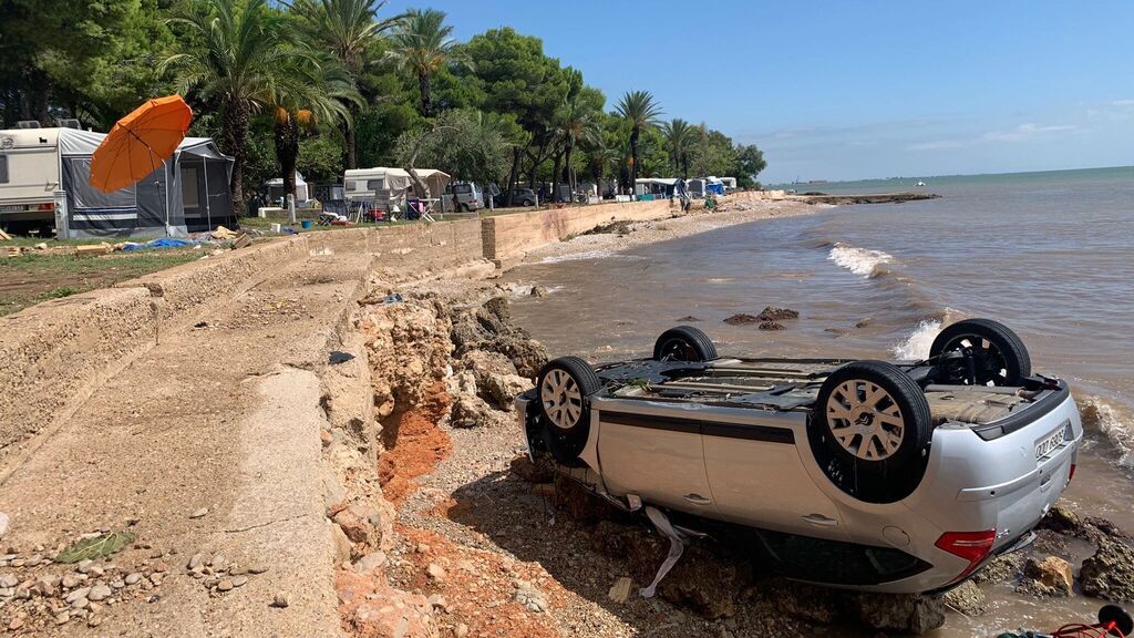 Coche arrastrado por la corriente