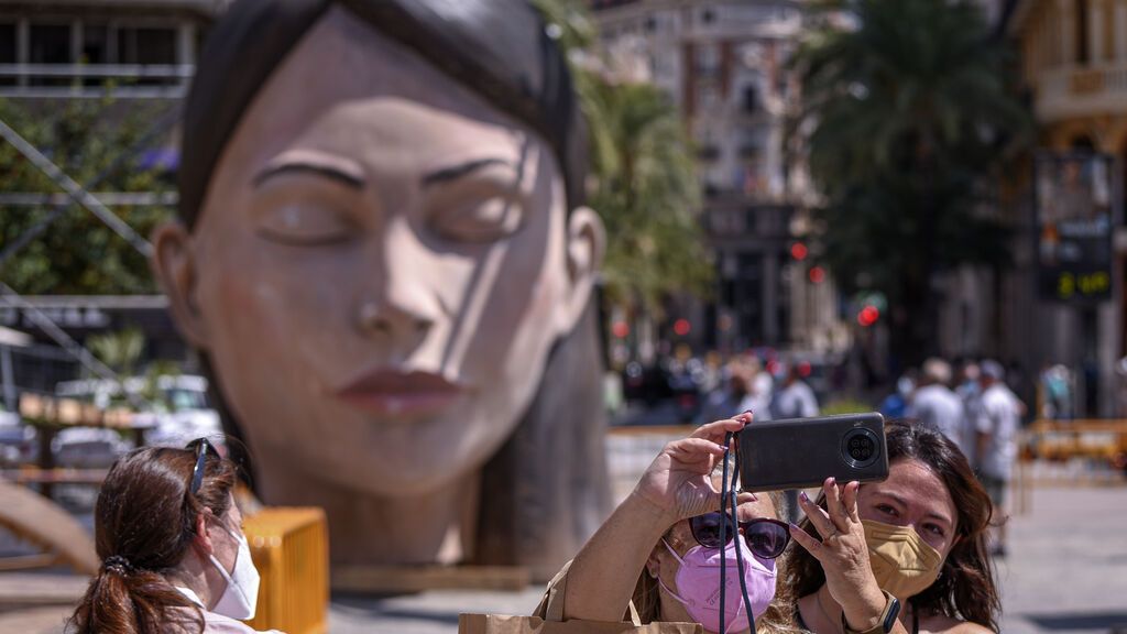 EuropaPress_3898415_dos_personas_fotografian_falla_meditadora_llegada_plaza_ayuntamiento