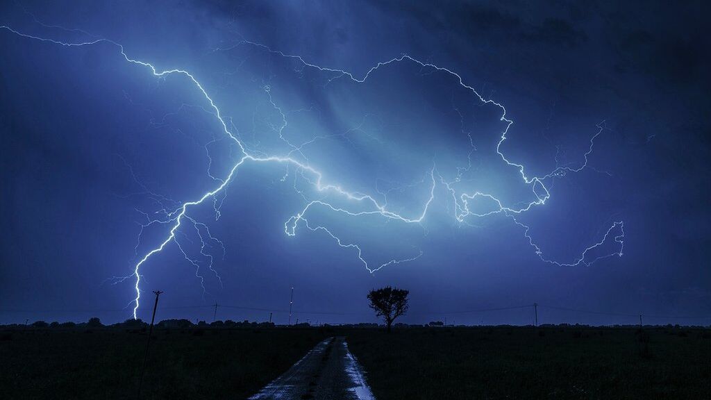 "Cada rayo es una foto irrepetible": Imanol Zuaznabar, cazador de tormentas