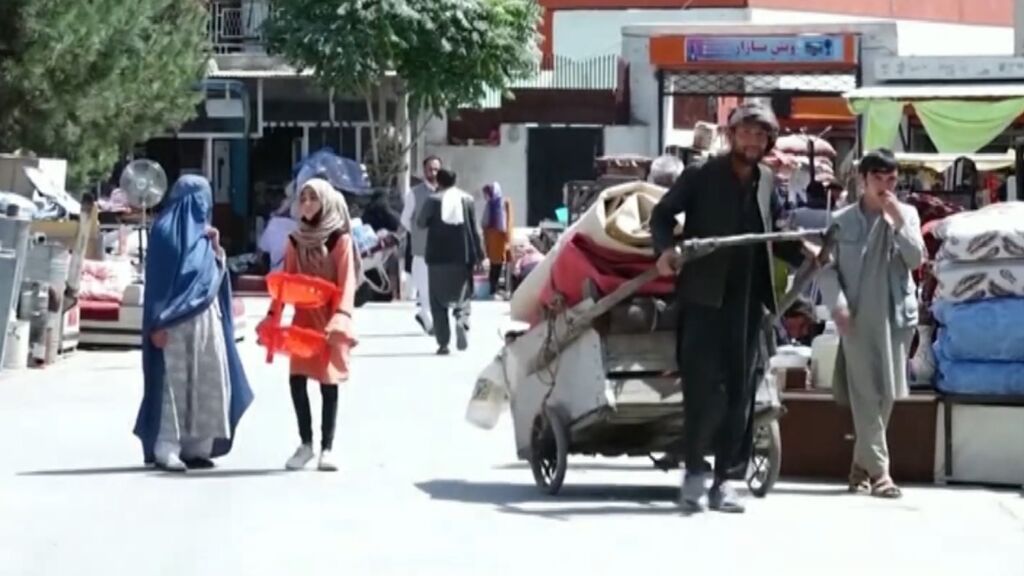 La profunda crisis económica de Afganistán: mercados llenos de gente sin nadie para comprar