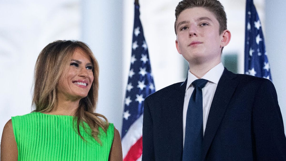 Barron, el hijo de Donald Trump, ingresará en una escuela acusada de aceptar sobornos y cambiar calificaciones Barron, el hijo de Donald Trump, ingresará en una escuela acusada de aceptar sobornos y cambiar calificaciones