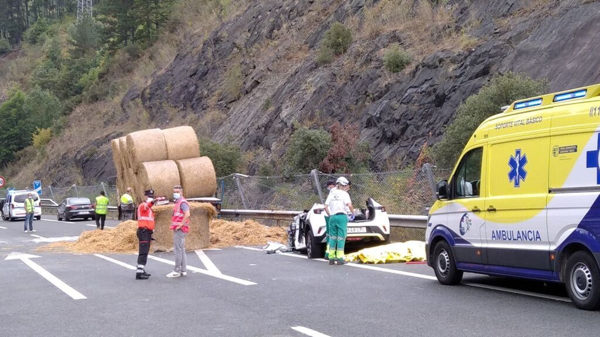 Fallecen dos personas tras colisionar un turismo y un camión en Soraluze Fallecen dos personas tras colisionar un turismo y un camión en Soraluze