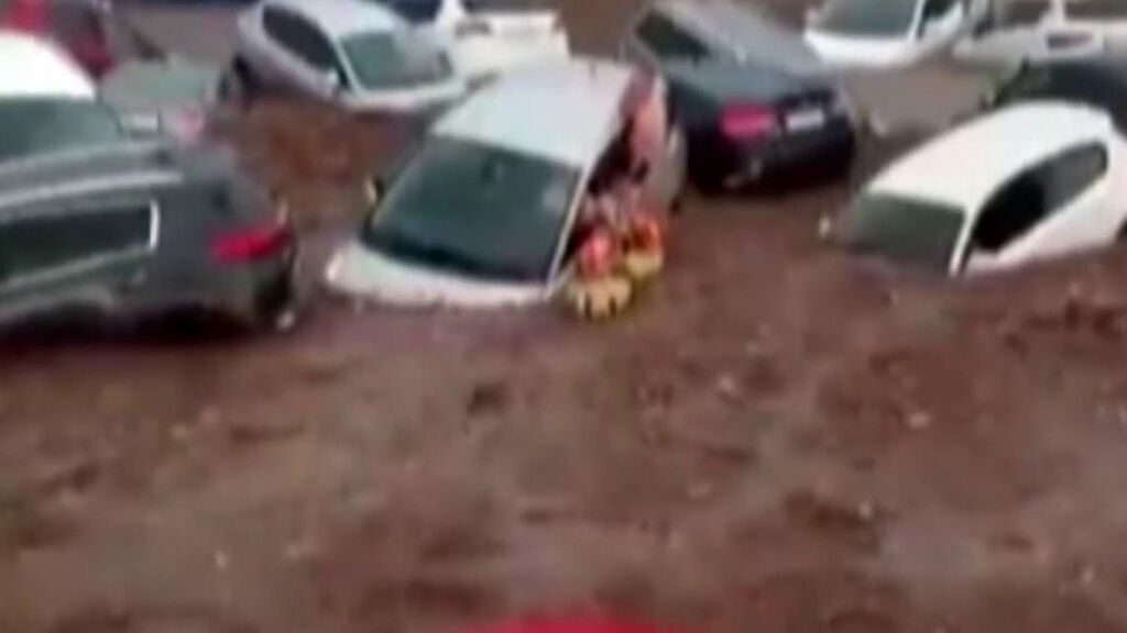 Agónico rescate de un menor de una montaña de coches en Toledo