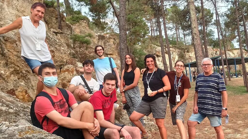 Álvaro, a la izquierda, en Caldes de Malavella, sedimentos silicificados por efecto de aguas termales