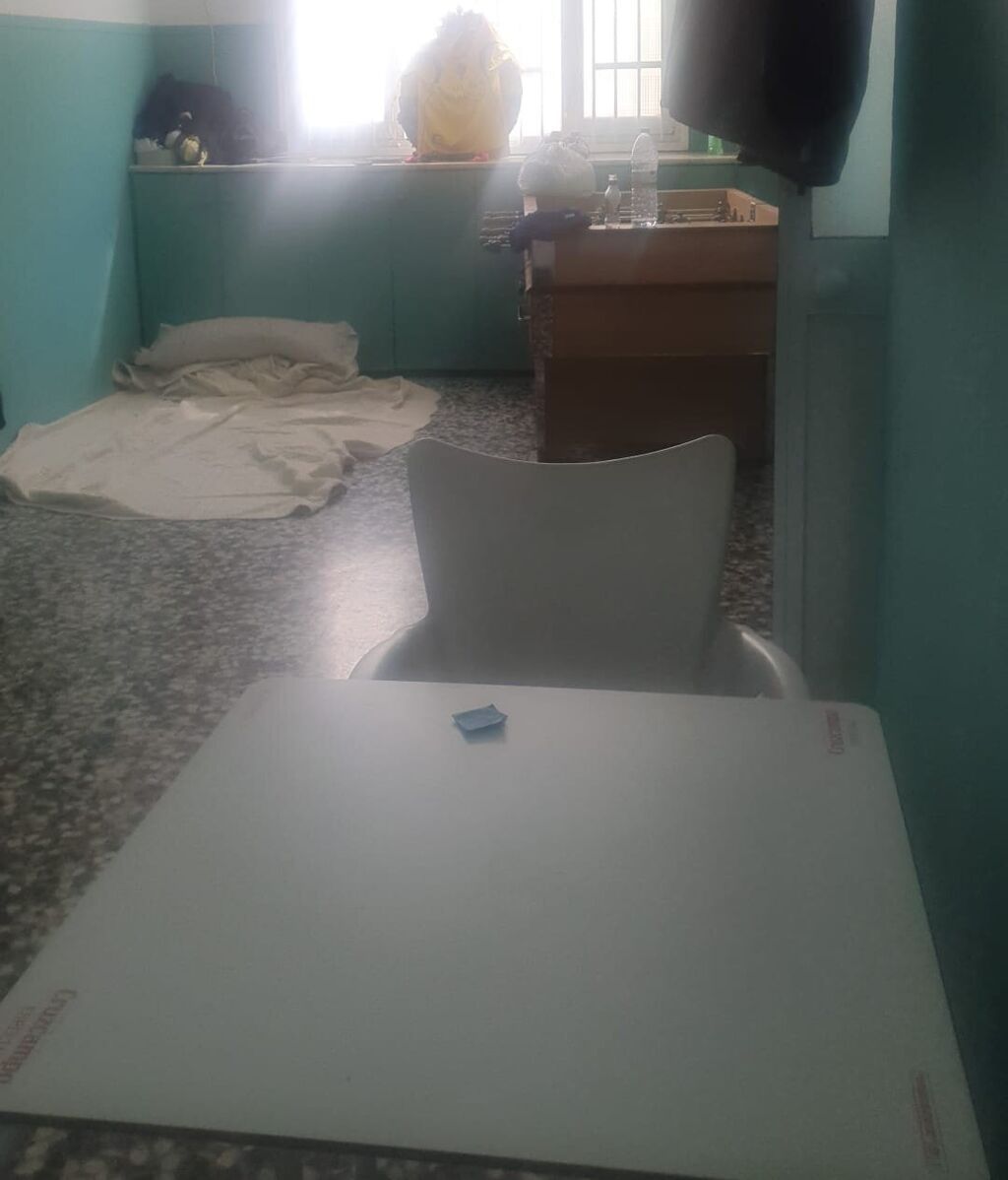 Colchas en el suelo del bar donde vive esta familia gaditana