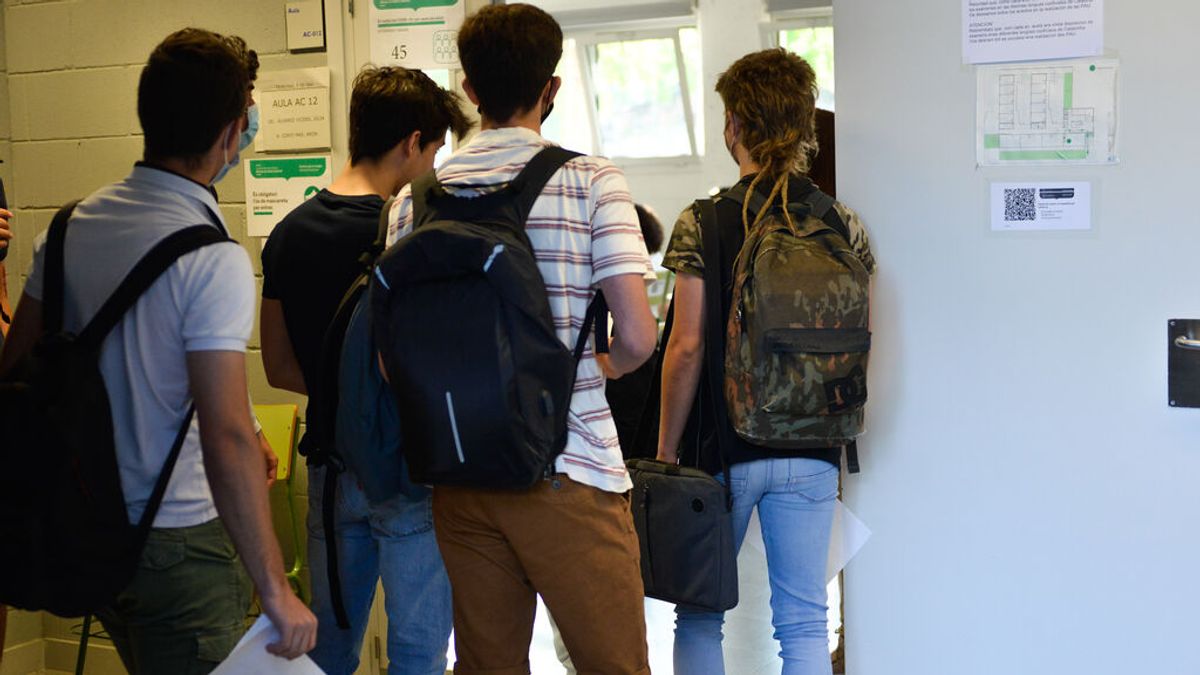 Cómo España ha reducido más de 1.000 puntos la incidencia en jóvenes: de 1.500 en agosto a 300 en la vuelta al cole Cómo España ha reducido más de 1.000 puntos la incidencia en jóvenes: de 1.500 en agosto a 300 en la vuelta al cole