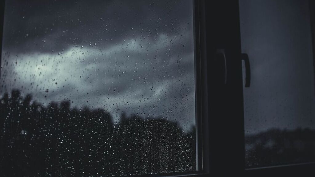 Cerrar ventanas porque las corrientes atraen los rayos, no tocar los grifos y otras medidas si la tormenta te pilla en casa