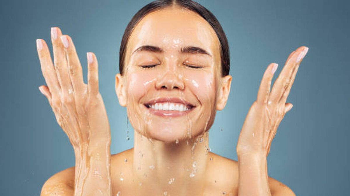 Lavar y no secar la cara: cómo mejora esta rutina la salud de la piel del rostro
