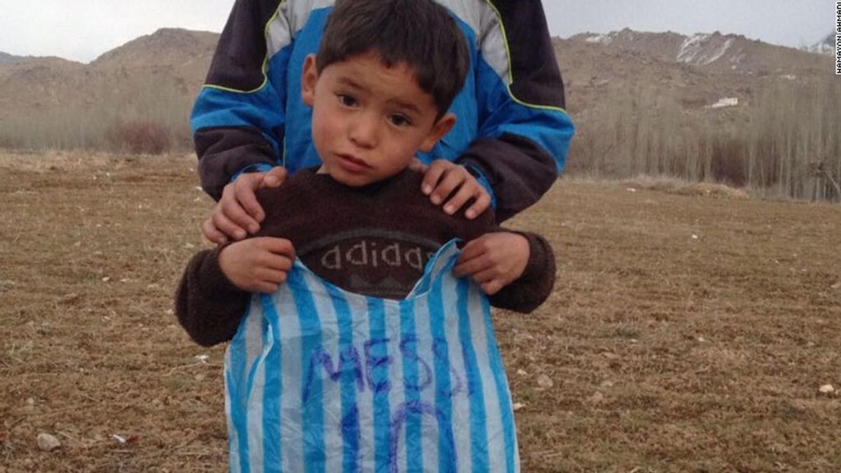 El niño afgano de la camiseta de plástico de Messi, pide que le salven de los talibanes El niño afgano de la camiseta de plástico de Messi, pide que le salven de los talibanes