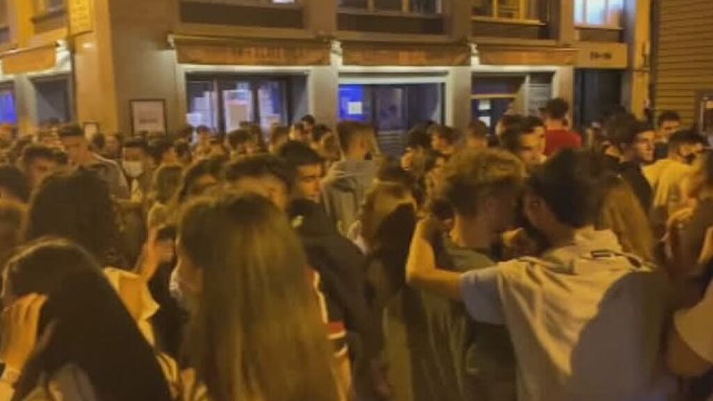 La policía disuelve el 'juevintxo' en Pamplona