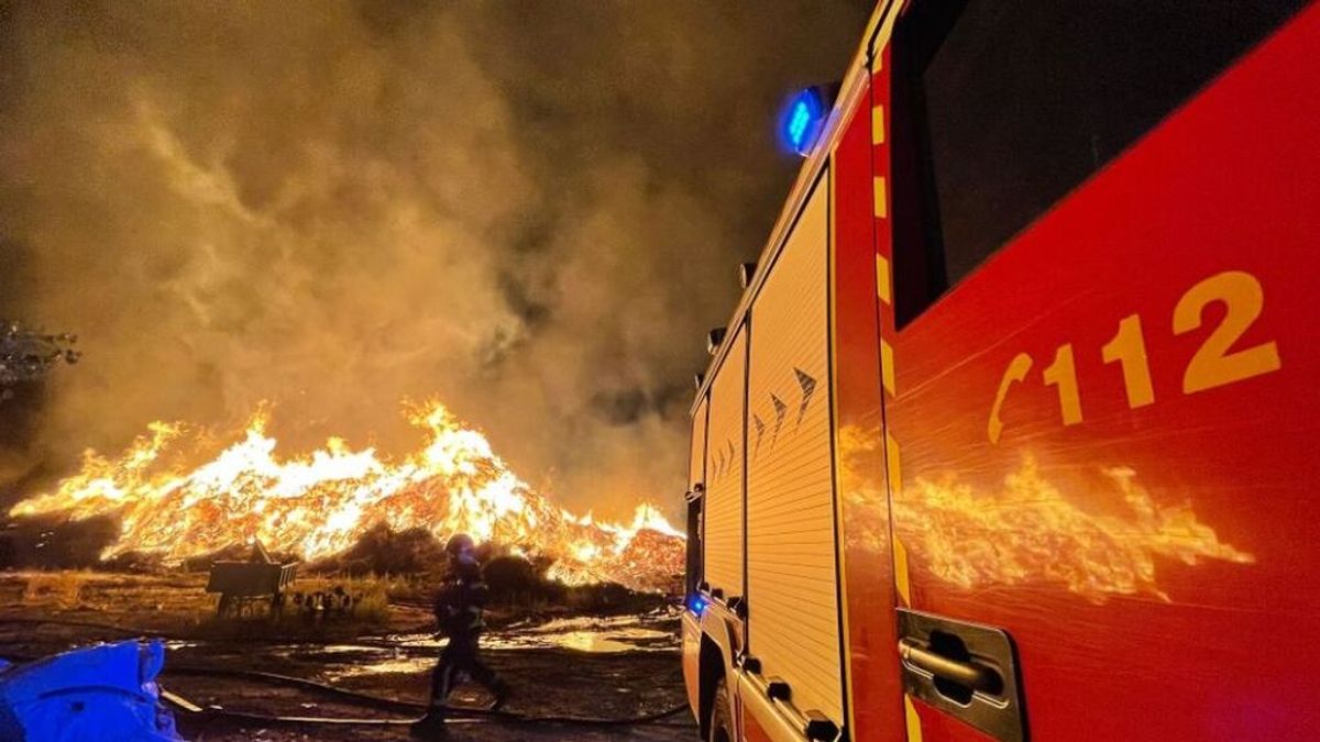 El humo del incendio en la planta de biomasa de San Sebastián de los Reyes provoca varios avisos al 112 durante la noche El humo del incendio en la planta de biomasa de San Sebastián de los Reyes provoca varios avisos al 112 durante la noche