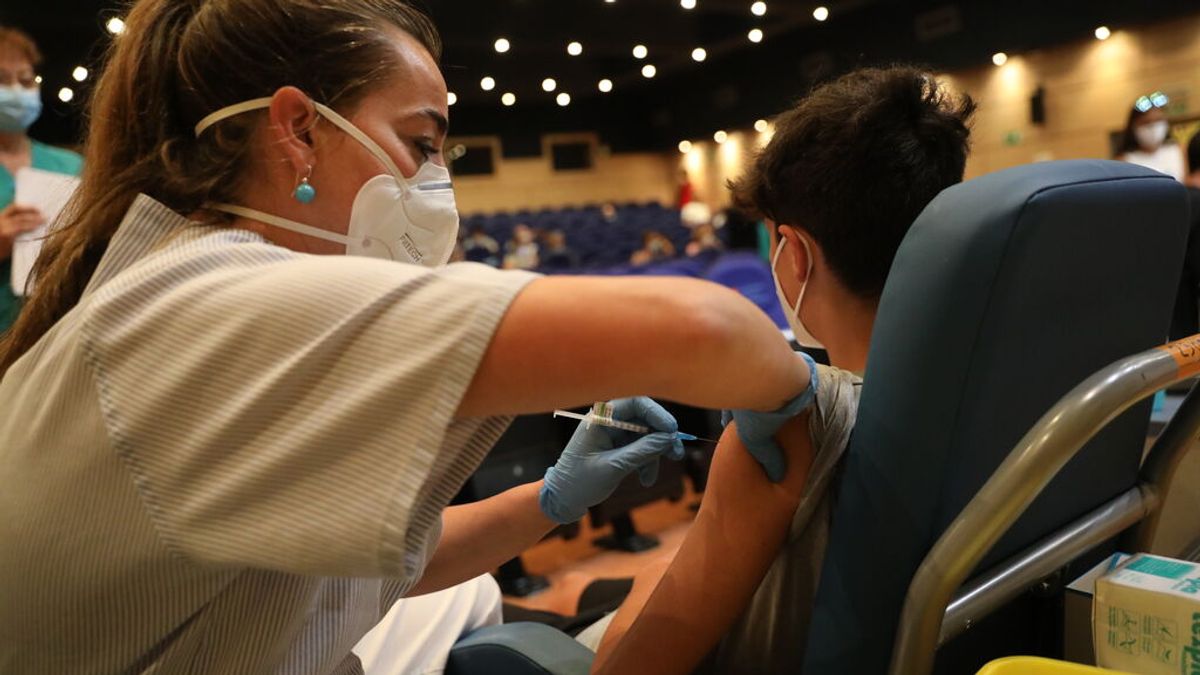 Los alumnos madrileños con pauta completa o que hayan pasado la covid en los últimos seis meses no tendrán que guardar cuarentena Los alumnos madrileños con pauta completa o que hayan pasado la covid en los últimos seis meses no tendrán que guardar cuarentena