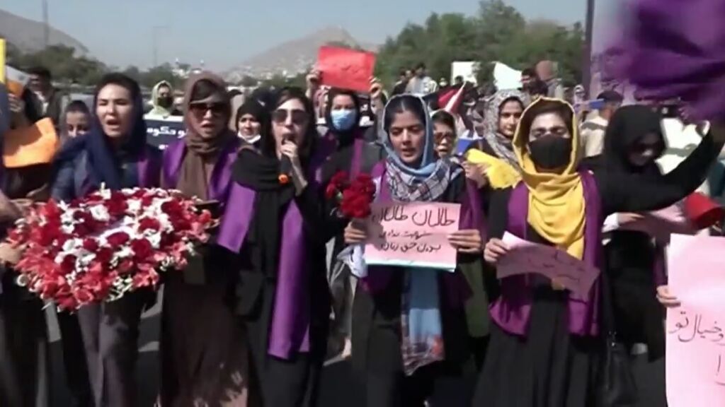 Las mujeres plantan cara al régimen en Kabul: se manifiestan para exigir sus derechos