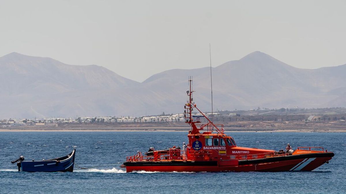 Rescatados más de un centenar de magrebíes cuando intentaban alcanzar las costas de Cádiz y Almería Rescatados más de un centenar de magrebíes cuando intentaban alcanzar las costas de Cádiz y Almería