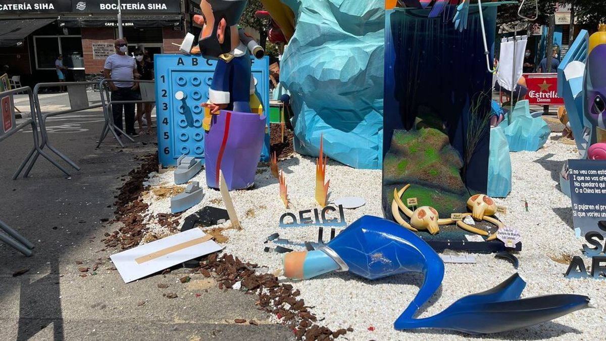 Un joven rompe a golpes parte de la falla Ramiro de Maeztu-Leones, comisión de la Fallera Mayor Infantil Un joven rompe a golpes parte de la falla Ramiro de Maeztu-Leones, comisión de la Fallera Mayor Infantil