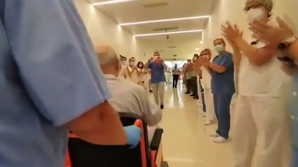 Un paciente que llevaba 134 días ingresado por coronavirus vuelve a casa entre los aplausos de los sanitarios