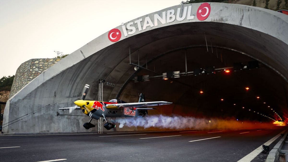Un avión acrobático atraviesa un túnel a 245 km/h y a un metro de altura sobre el asfalto Un avión acrobático atraviesa un túnel a 245 km/h y a un metro de altura sobre el asfalto