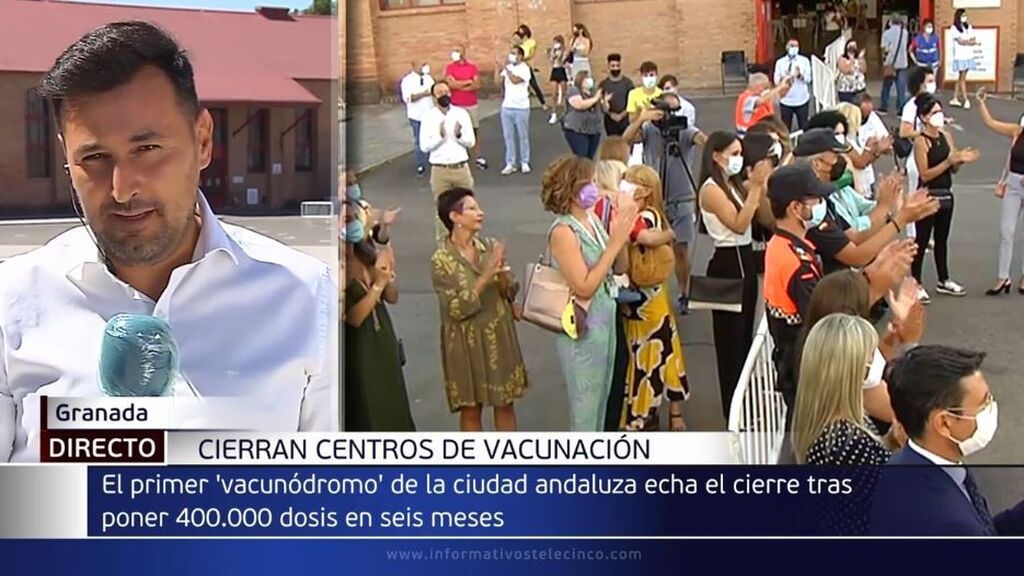 El primer 'vacunódromo' que abrió en Granada echa el cierre entre aplausos y lágrimas