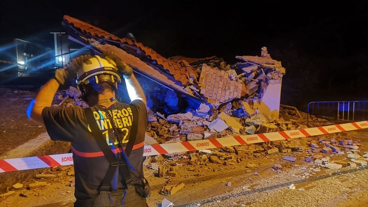 Diez jóvenes logran salir de un edificio municipal de Cantabria antes de que se derrumbe Diez jóvenes logran salir de un edificio municipal de Cantabria antes de que se derrumbe