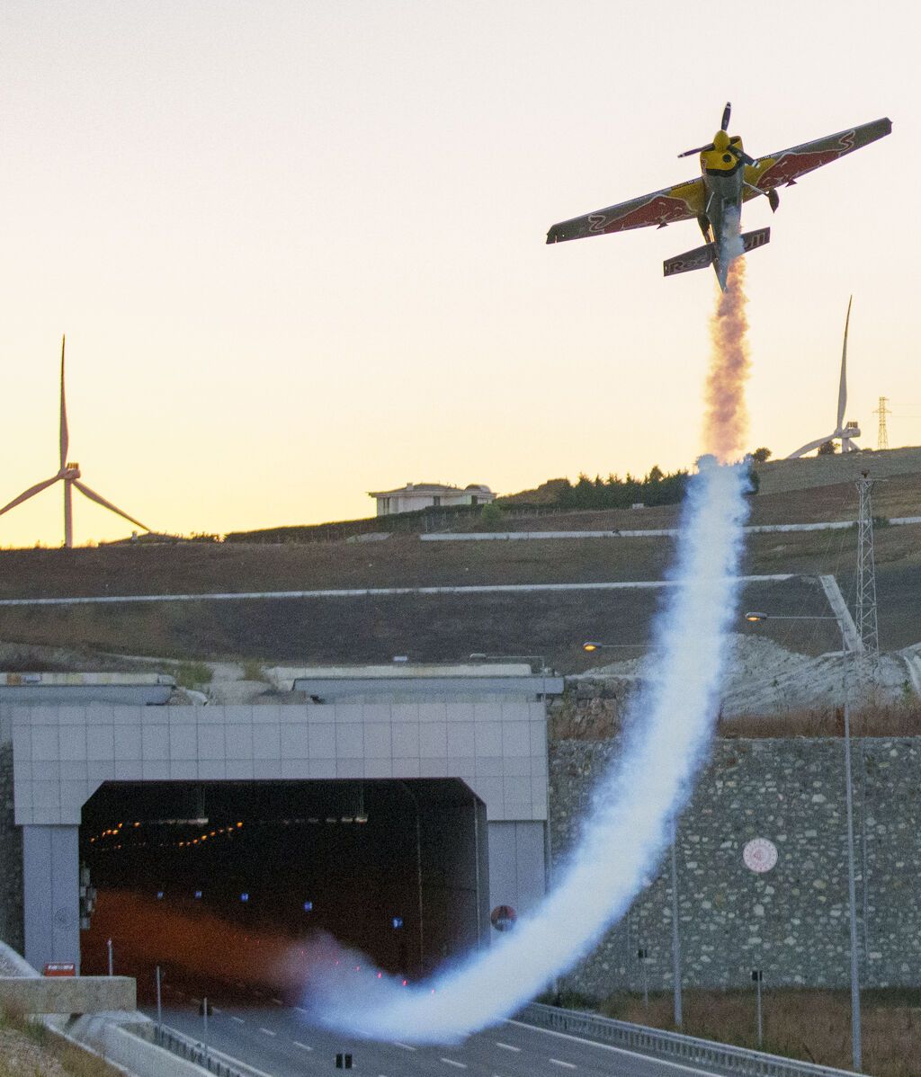 El avión Zivko Edge 540 modificado saliendo del túnel