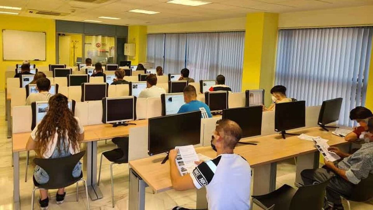 Dos hombres se presentan al examen de recuperación del carné conduciendo sus coches en Jaén Dos hombres se presentan al examen de recuperación del carné conduciendo sus coches en Jaén