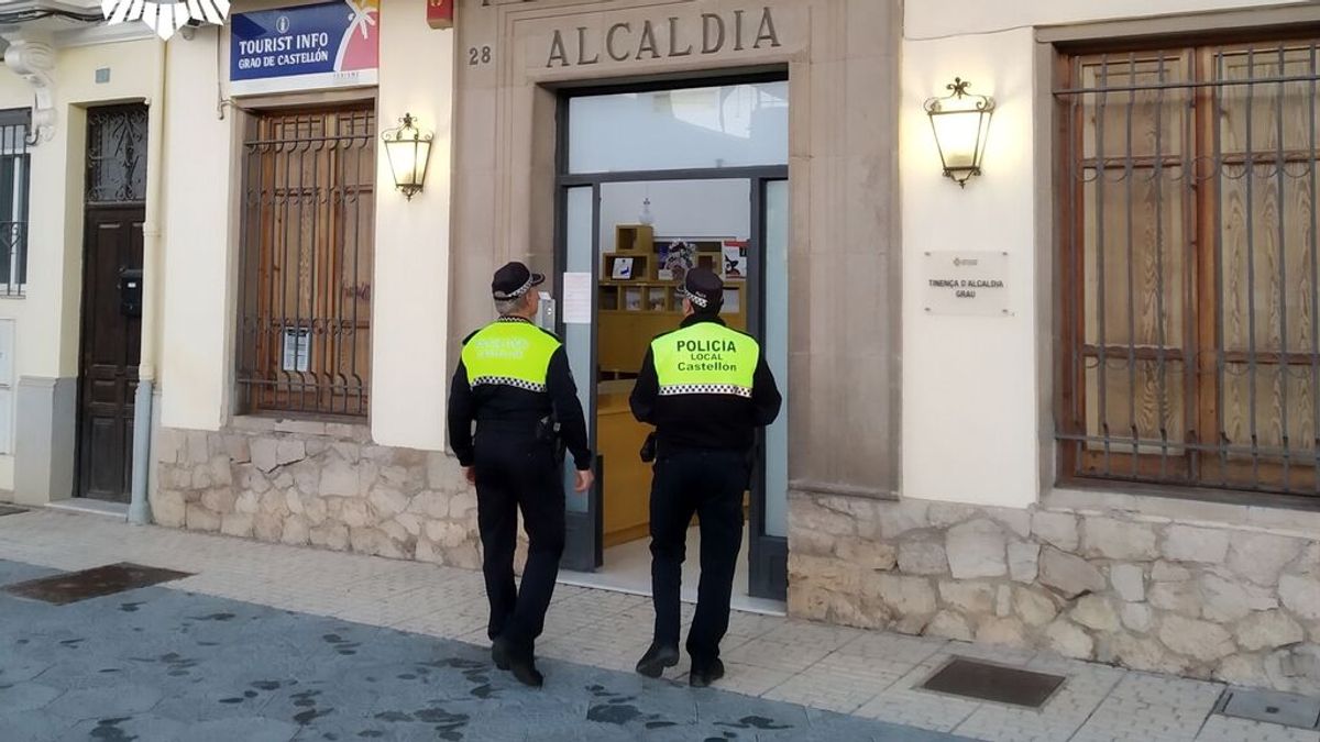 Un hombre saca una pistola simulada para exigir que se bajara la música en un acto feminista en Castellón Un hombre saca una pistola simulada para exigir que se bajara la música en un acto feminista en Castellón