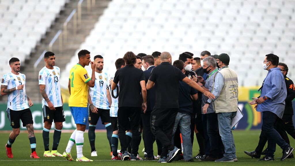 Suspenden el partido Brasil-Argentina después del intento de detener a cuatro jugadores argentinos