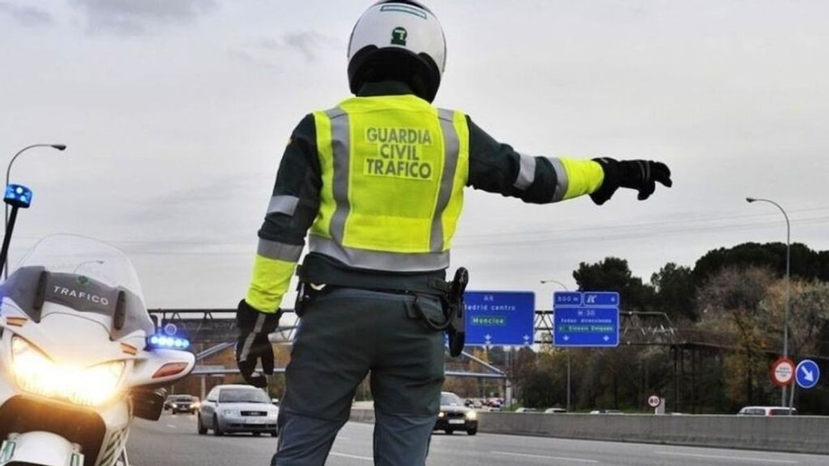 Mueren un hombre y una mujer al volcar su coche en la A-32 a la altura de Ibros en Jaén Mueren un hombre y una mujer al volcar su coche en la A-32 a la altura de Ibros en Jaén