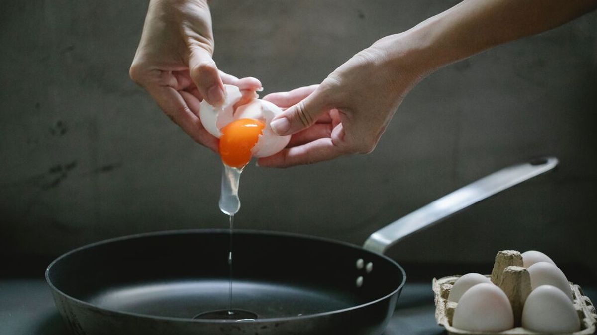 Cuidado en las cocinas: por qué no debes romper un huevo en el borde de la sartén o el plato