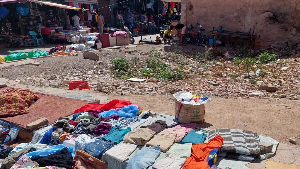 Puesto de ropa ambulante en las proximidades de la frontera de Beni Ensar. .