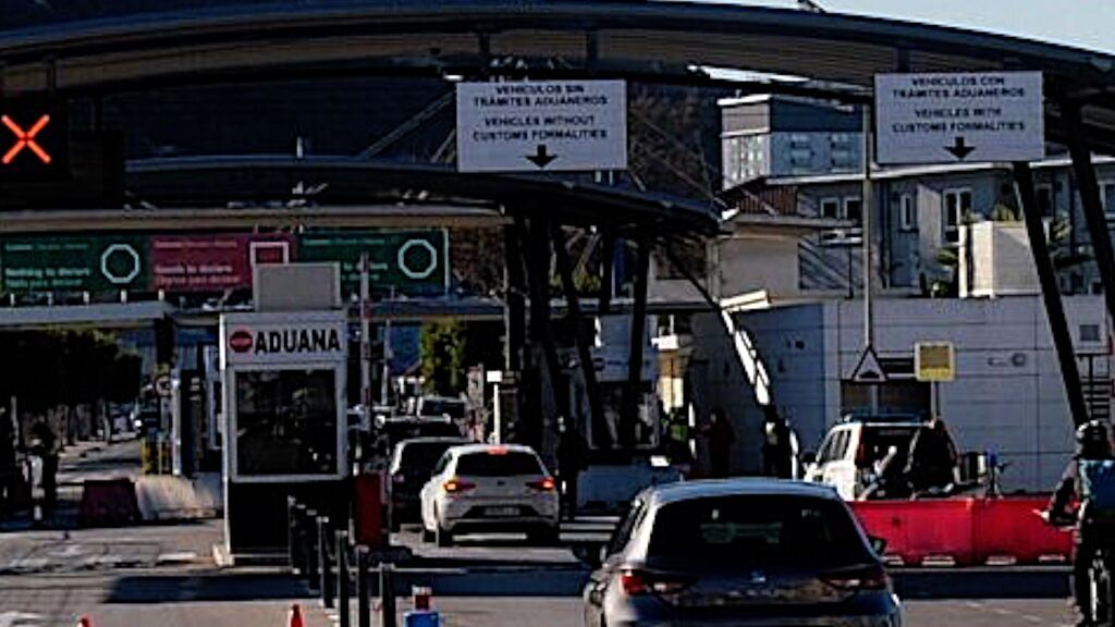 Coches en la aduana con Gibraltar